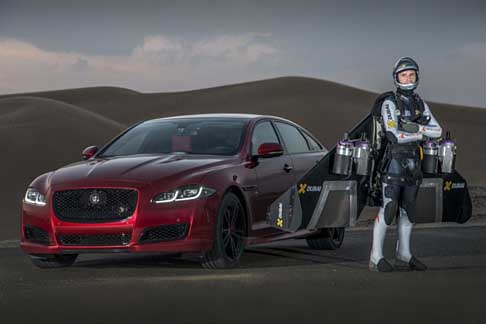 Jaguar - Nel deserto di Dubai si è svolta un interessante sfida tra il Jetman Dubai Yves Rossy, e una Jaguar XJR, guidata dall’ex pilota della Formula Uno Martin Brundle.